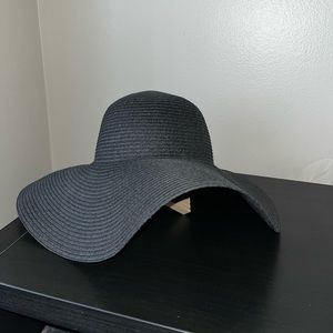 Old navy wide brim straw hat, flappy and easily foldable!